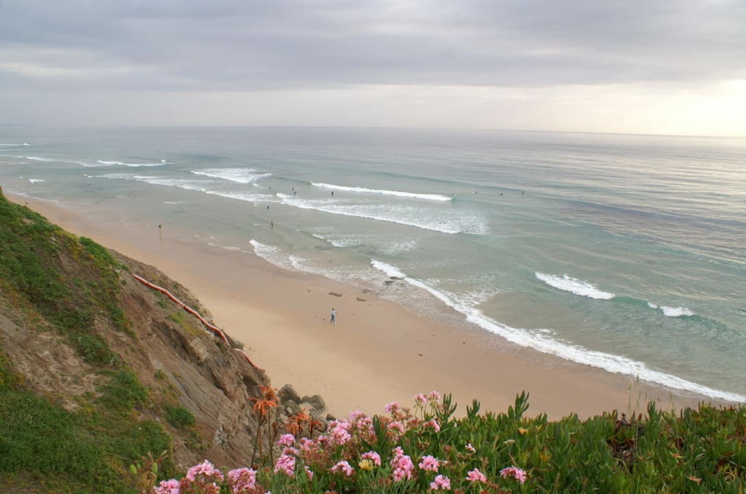Der Strand unmittelbar unterhalb des Guesthouse Guest House Casal dos Patos