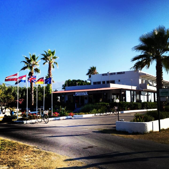 Einfahrt zum Hotel Costa Angela Seaside Resort