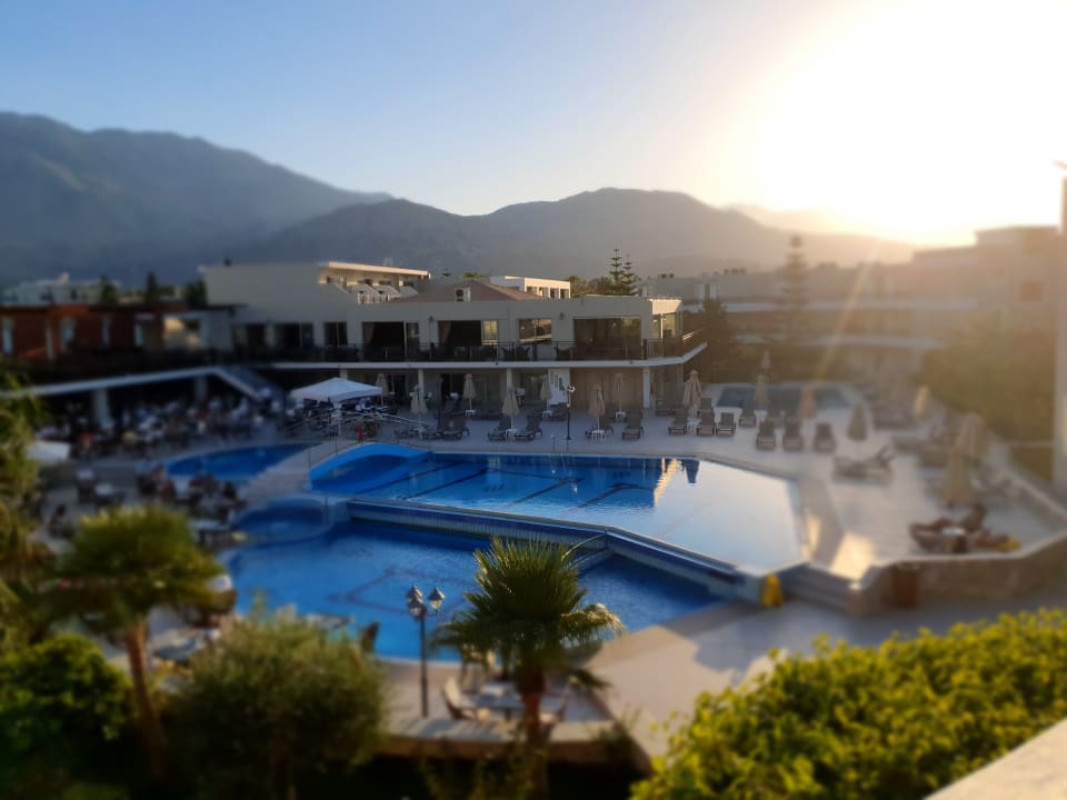 Pool Vantaris Palace