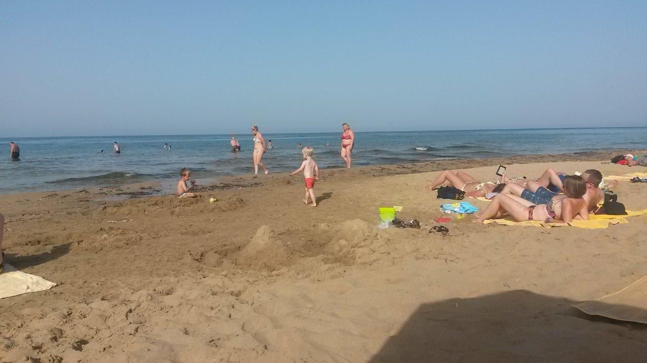 Nicht so vollgestellt mit Liegen, flaches Wasser Hotel Cactus Village