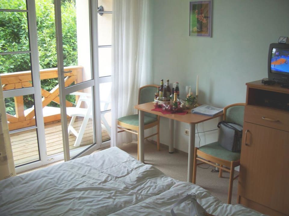 Blick zum Tisch und zumBalkon Pension Rüdigsdorfer Schweiz