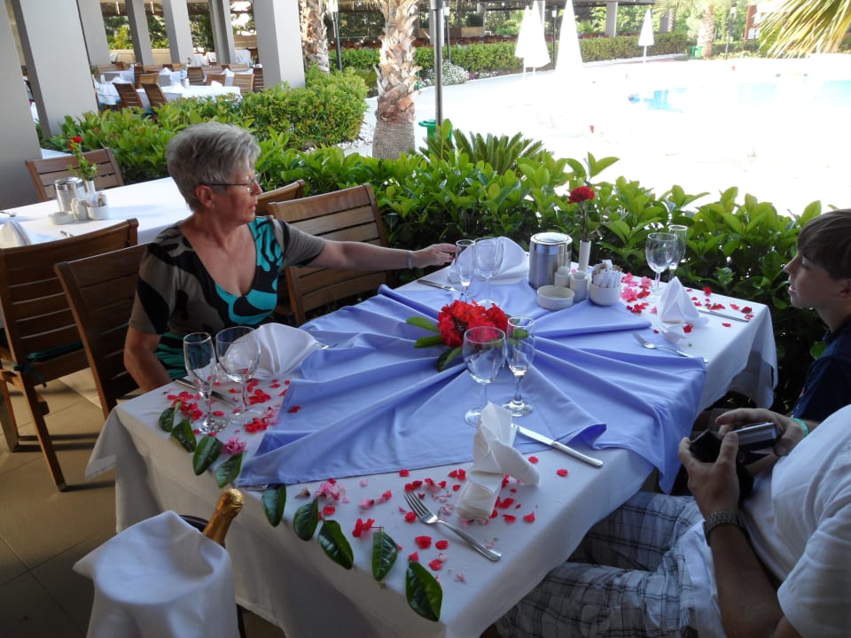 Geburtstagstisch zum Frühstück Sunis Elita Beach Resort & Spa