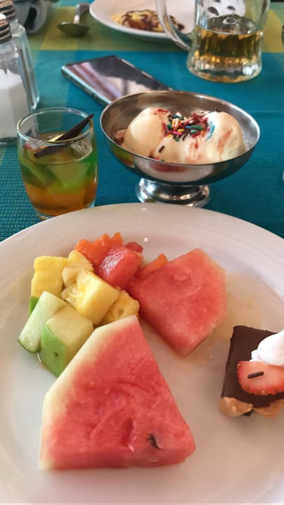 Dessert beim Mittagessen Adaaran Select Meedhupparu Island Resort - Premium All Inclusive