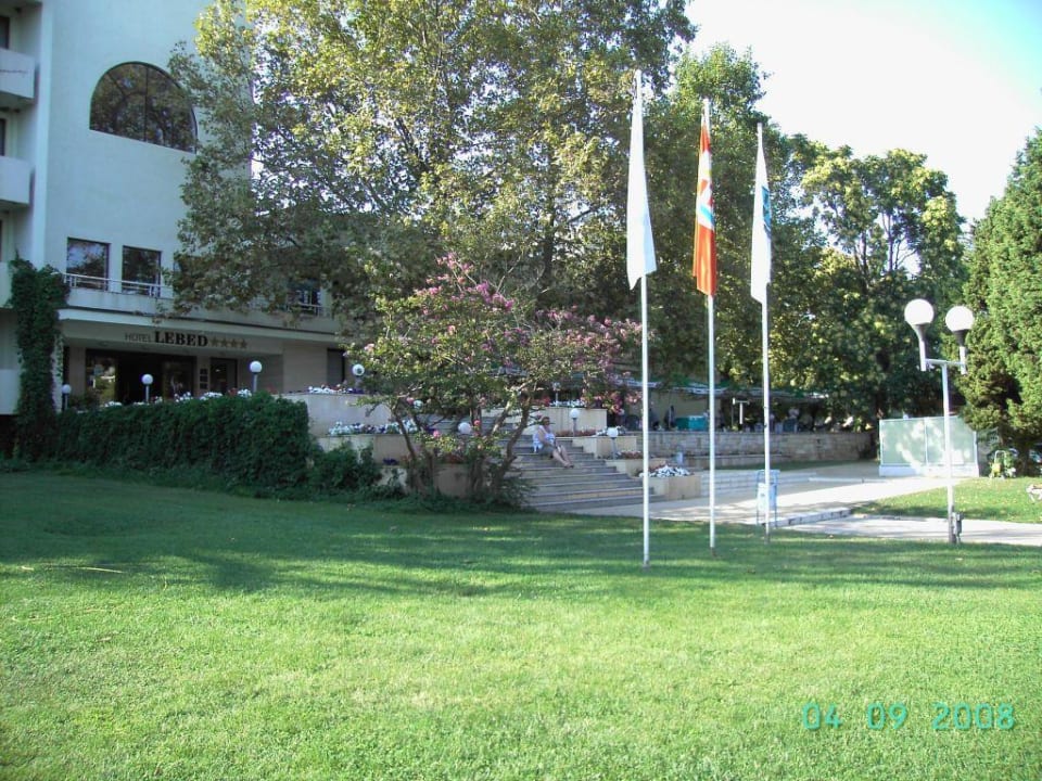 Hotel Lebed Front mit Restaurant außen Hotel Lebed