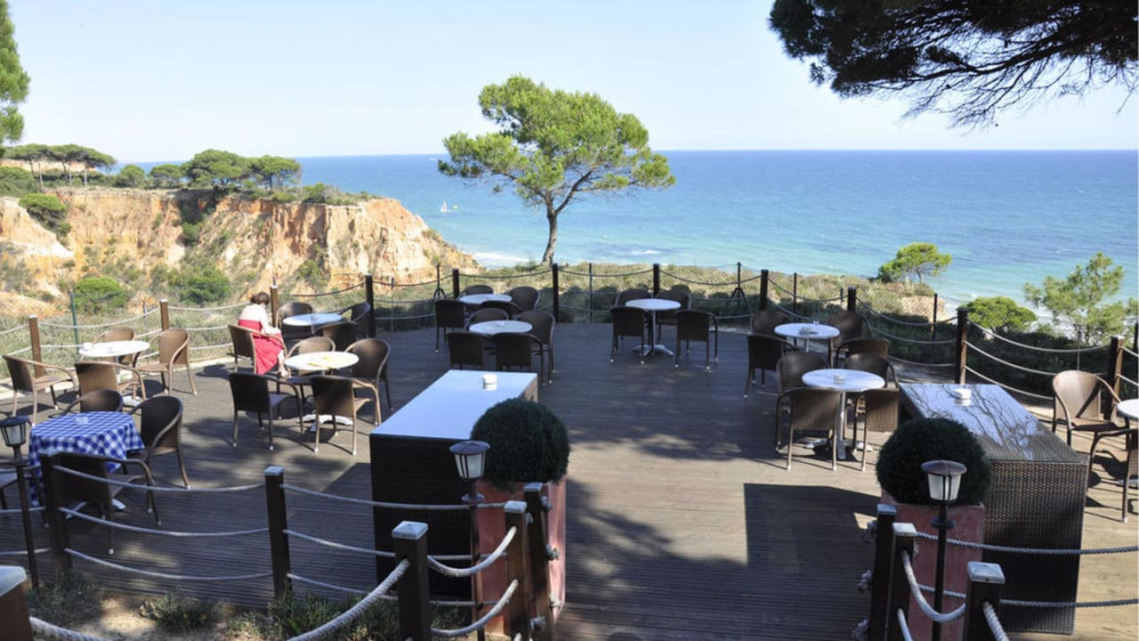 Poolbar Terrasse auf der Klippe PortoBay Falésia