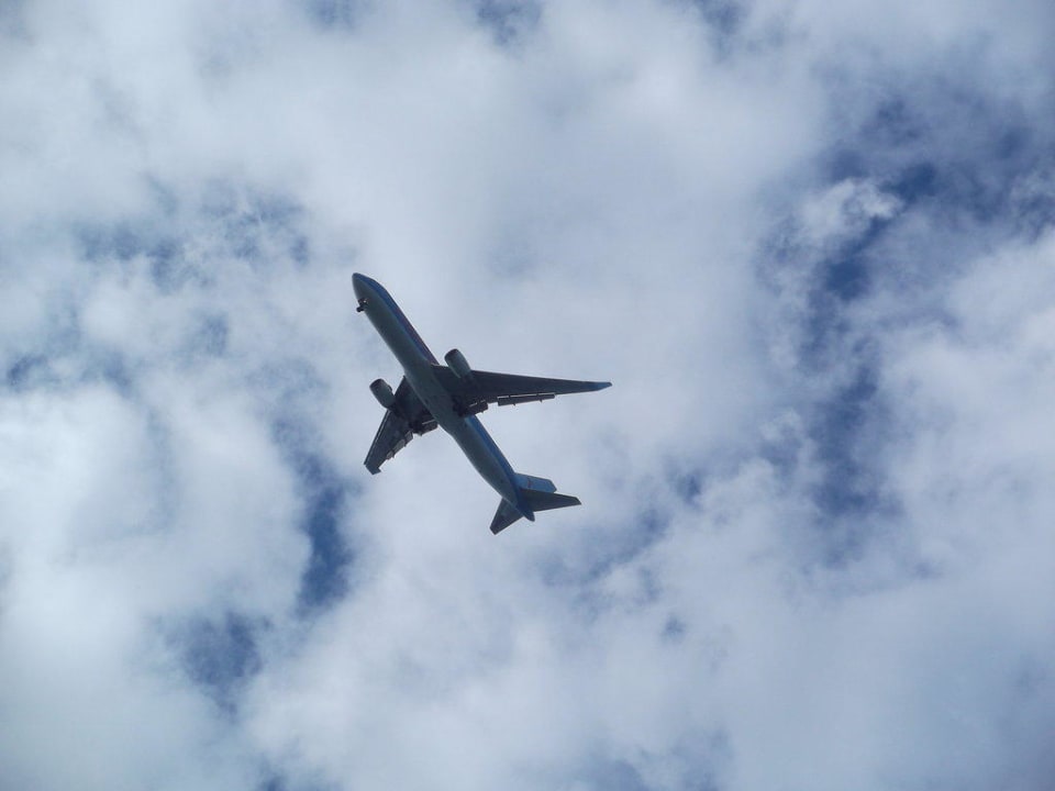 Flugzeug über dem Strand Grand Paradise Playa Dorada