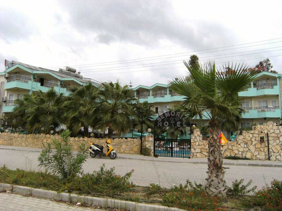 Frontansicht Semoris Hotel