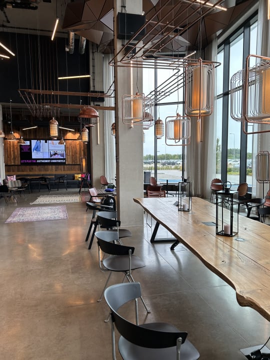 Lobby Moxy Poznań Airport