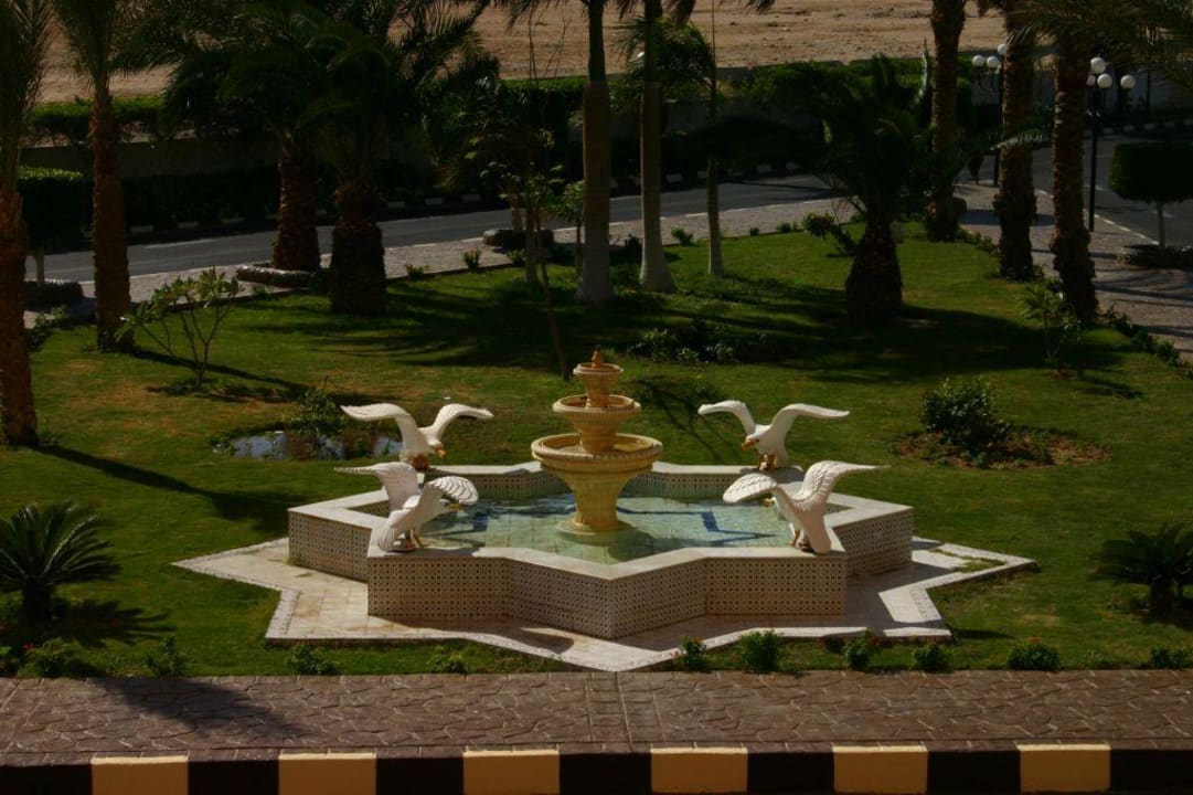 Springbrunnen vor dem Haupteingang Beach Albatros Resort