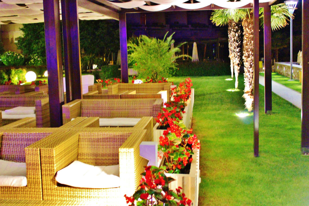 Вид на открытую площадку отеля Hotel Mediteran Plava Laguna