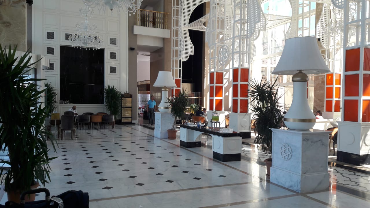 Lobby Well Palace Side