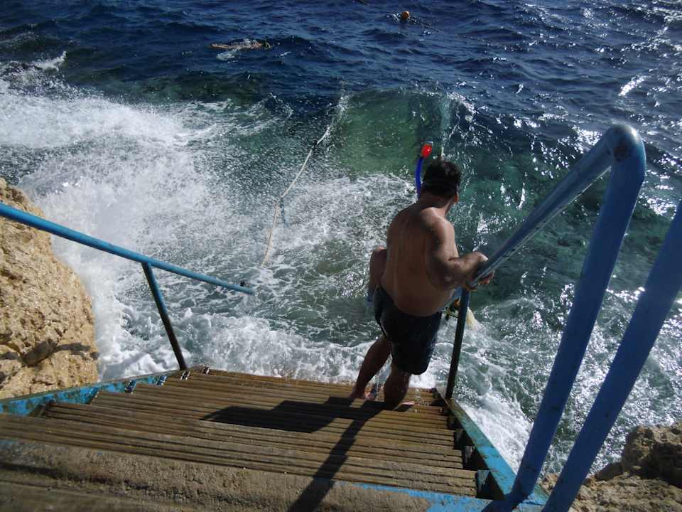 Steile Treppe zum Meer Sharm Plaza