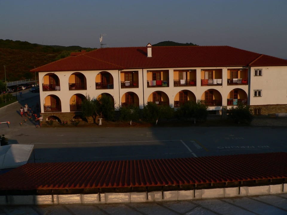 Haupthaus Eingang linksseitig Akrathos Beach Hotel