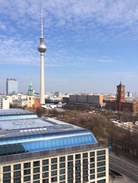 Hotel im Hintergrund mit Tv Turm Park Inn by Radisson Berlin Alexanderplatz