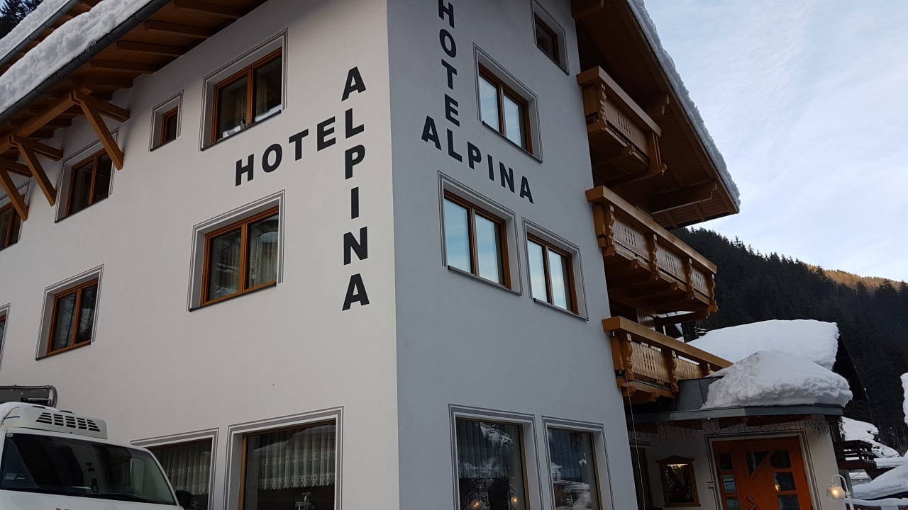 Außenansicht Hotel Alpina