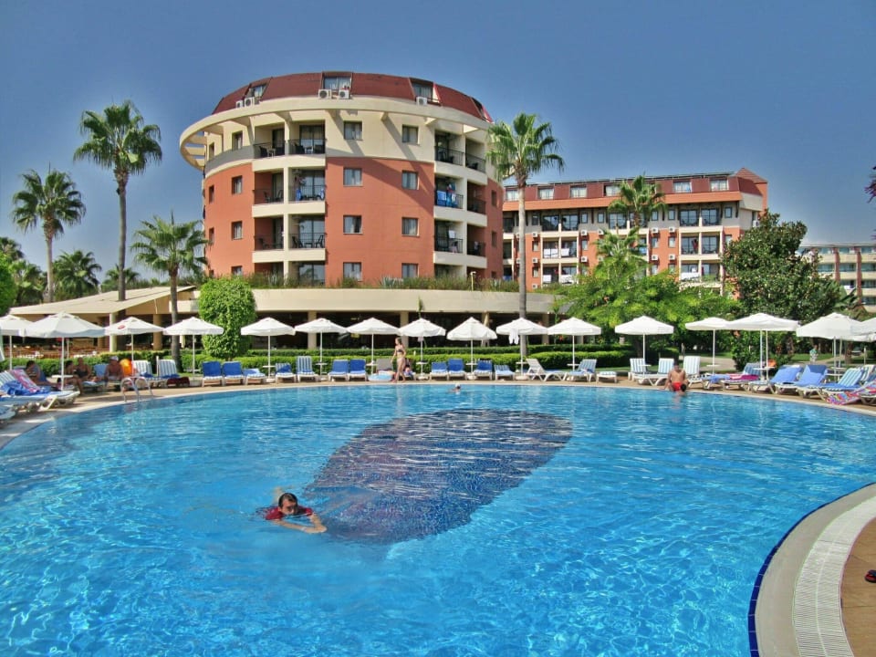 Das Hotel vom Pool aus Palmeras Beach Hotel