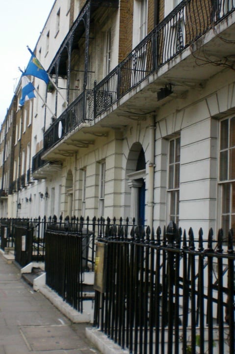 Belebte Nebenstraße Somerset Hotel