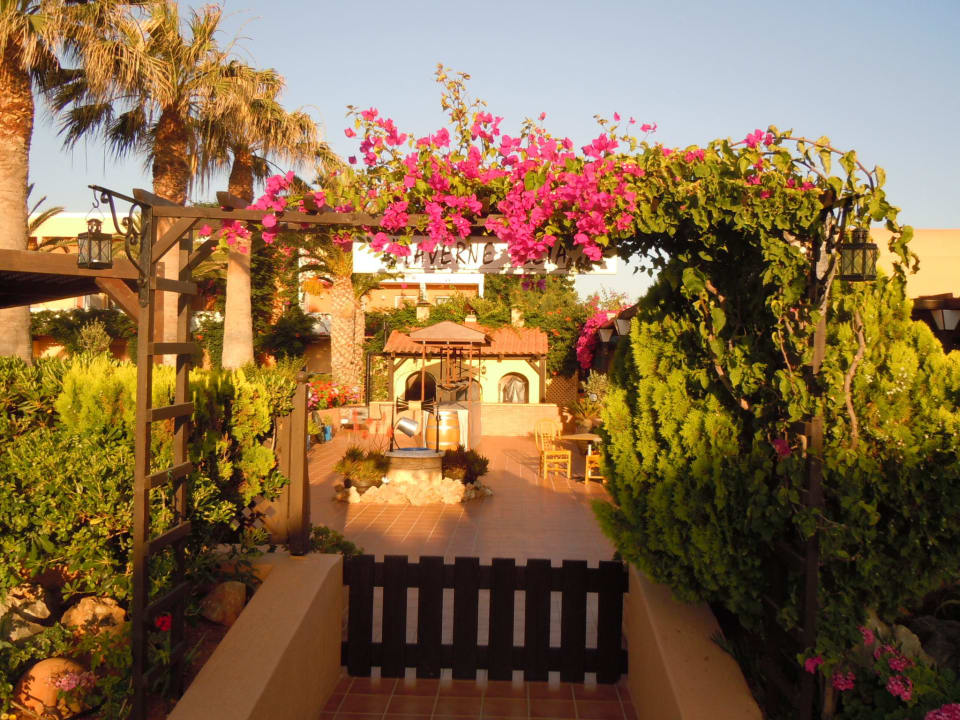 Eingang Taverne Anissa Beach & Village