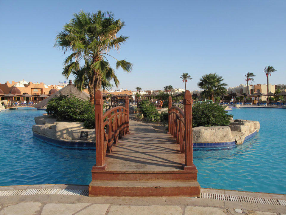 Main swimming pool SUNRISE Royal Makadi Resort