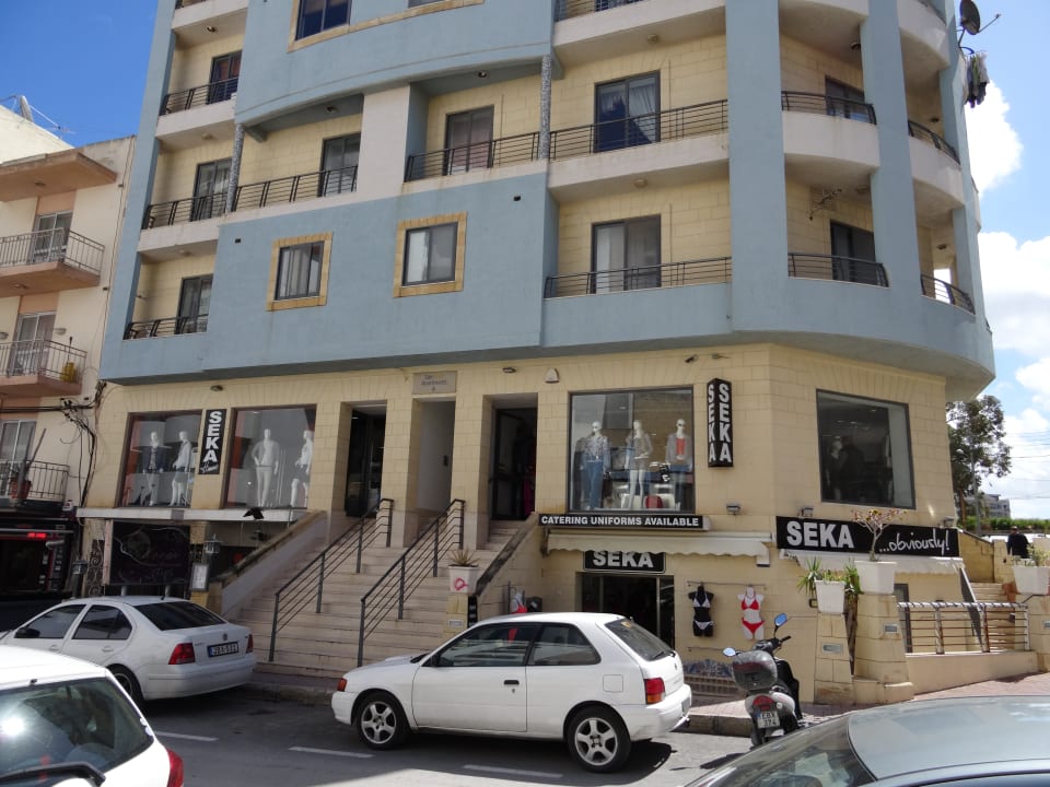 Geschäft gegenüber mit deutscher Verkäuferin db San Antonio Hotel + Spa