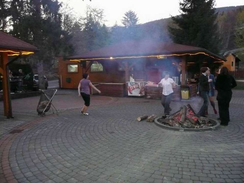 Zabawy przy ognisku Centrum Kongresów i Rekreacji Orle Gniazdo