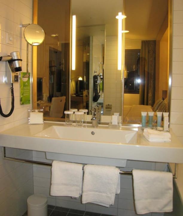 Bathroom of junior suite Hilton Helsinki Airport
