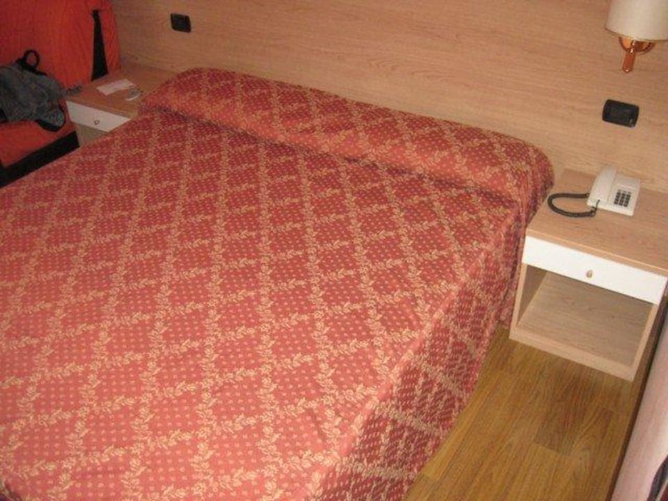 Eher kleines Bett Hotel Carlton