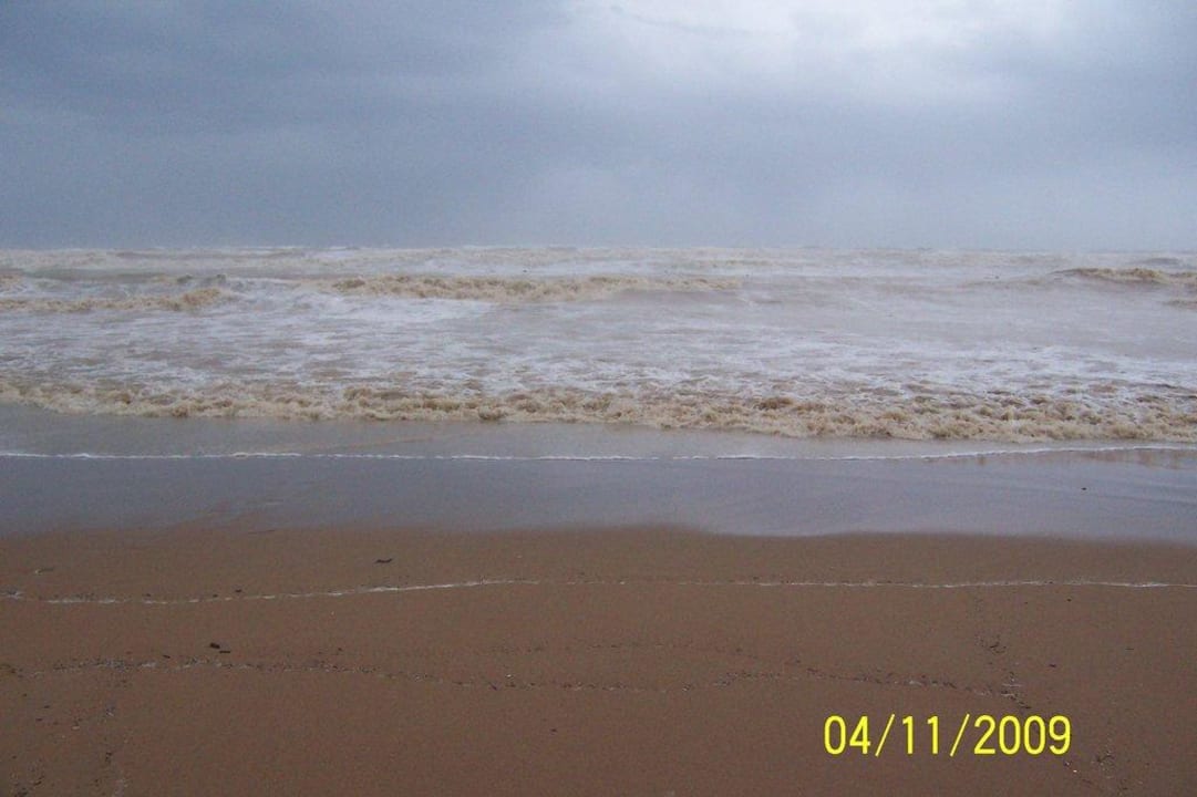 Sandstrand bei Sturm Sunis Evren Beach Resort Hotel & Spa