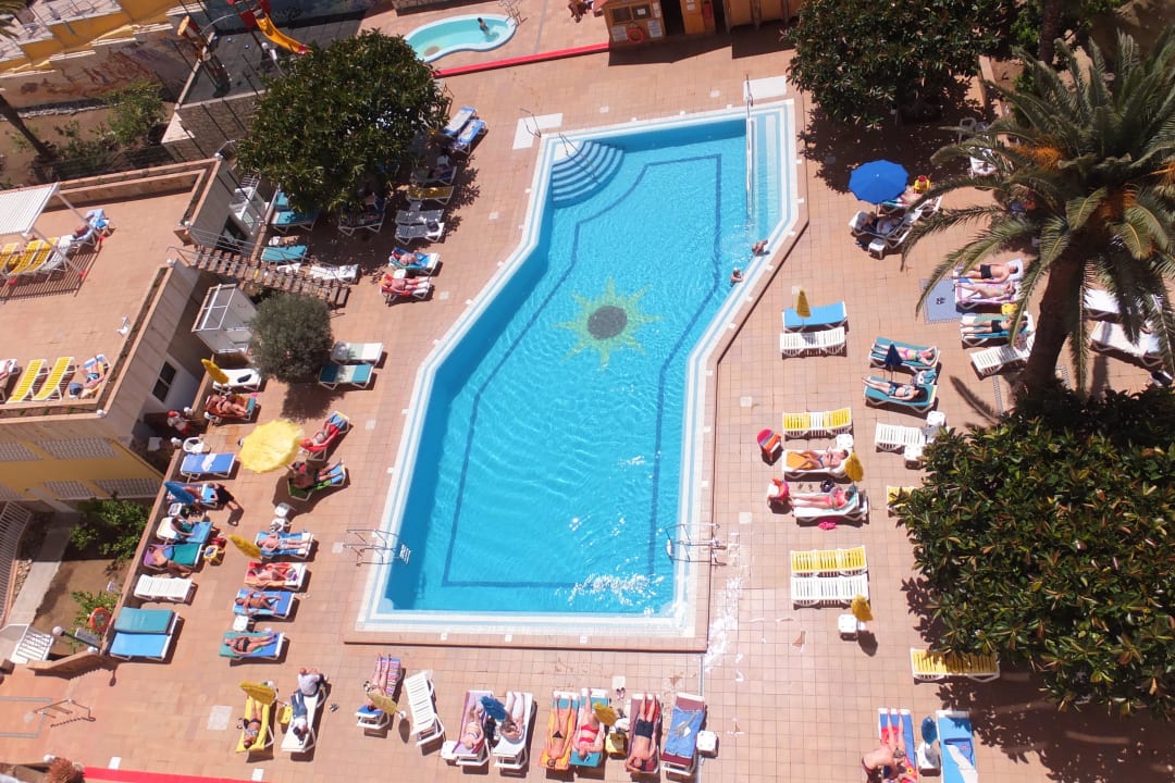 Kleiner Pool mit ein paar Liegen Hotel Europalace