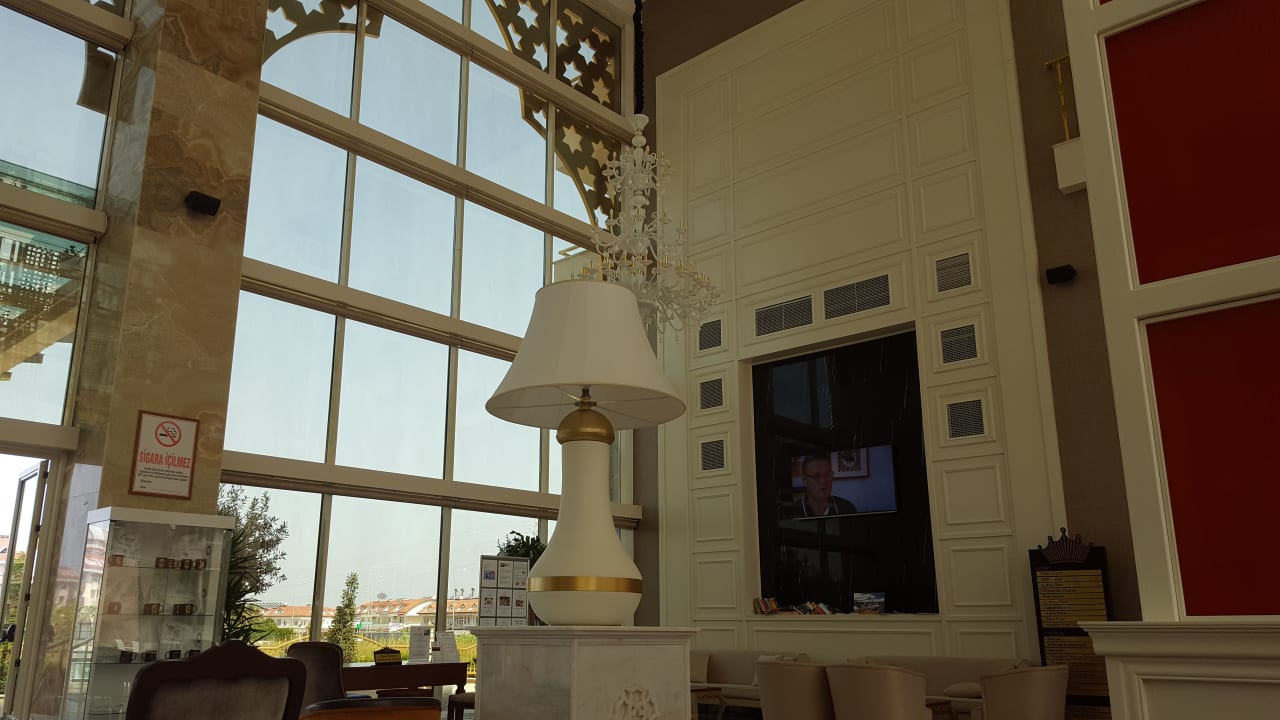 Lobby Well Palace Side