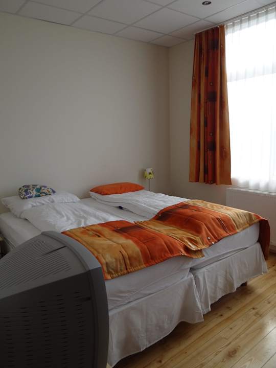 Bett und Fernseher Nordurey Hotel Reykjavik Road