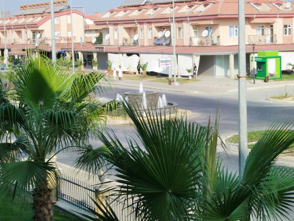 Blick zur Strasse & Einkaufsmöglichkeiten Hane Family Resort