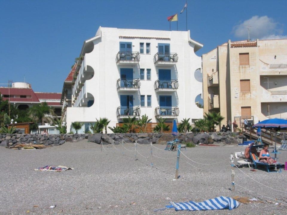 Blick vom Meer auf das Hotel Hotel Baia Degli Dei
