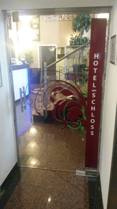 ..vom Nachteingang kommend fotografiert.. Hotel am Schloss