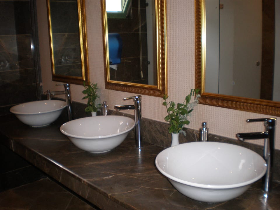 Die Damentoilette in der Lobby Iz Flower Side Beach Hotel