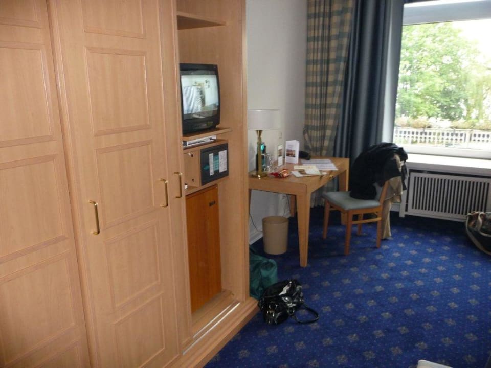 Kleiderschrank, Safe & Schreibtisch Relexa Hotel Bellevue Hamburg