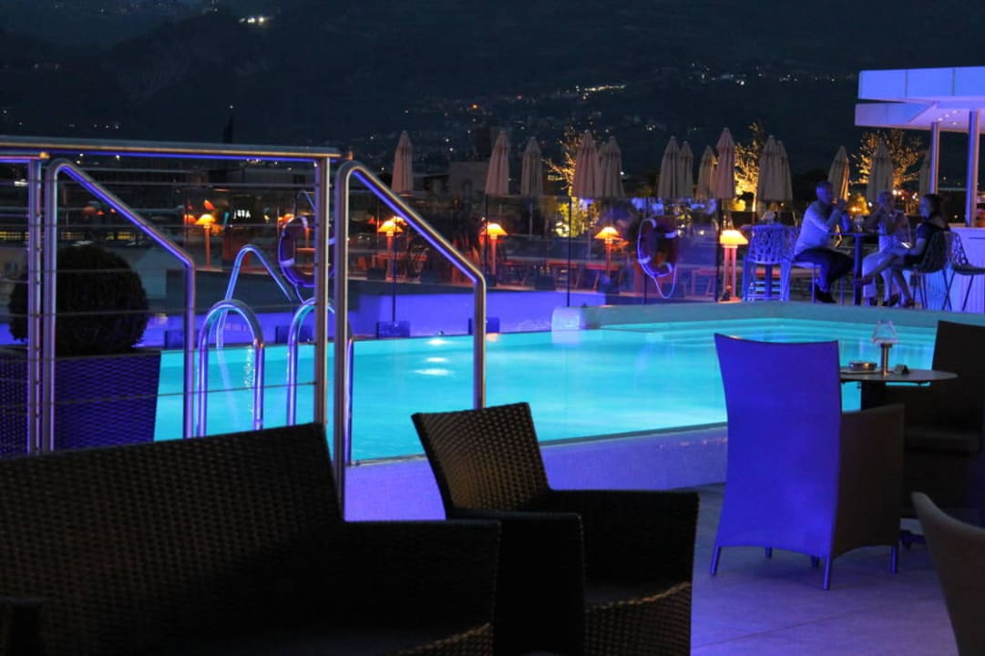 Pool bei Nacht Hotel Kristal Palace - TonelliHotels