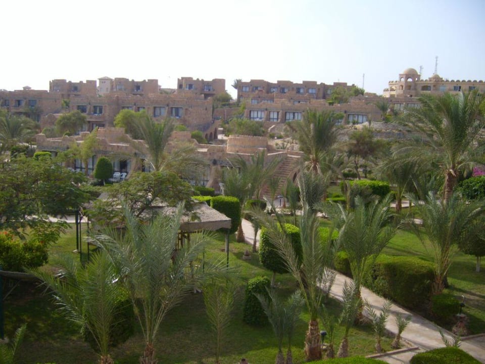 Die Gartenanlage mit Bungalos Utopia Beach Club