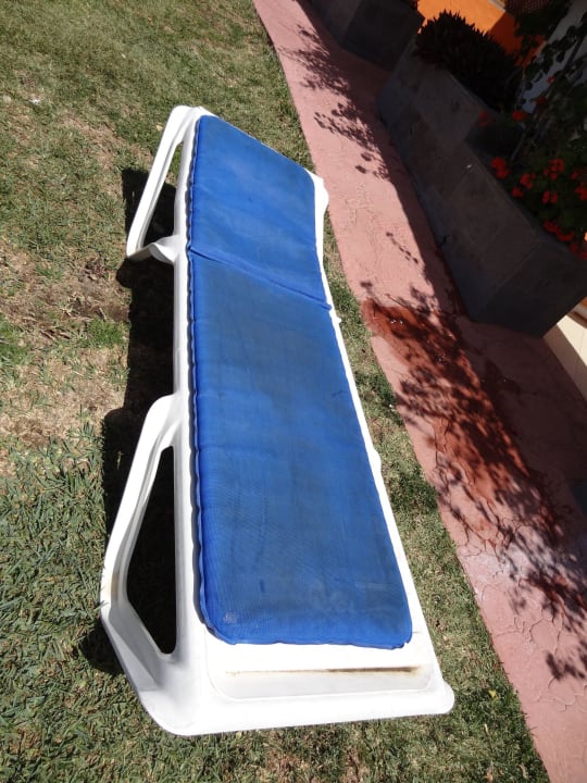 Verschmutzte Auflagen der Sonnenliege HL Miraflor Suites Hotel