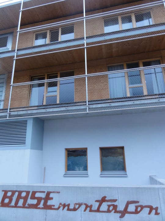 Vor dem Eingang Base Aktivhotel Montafon