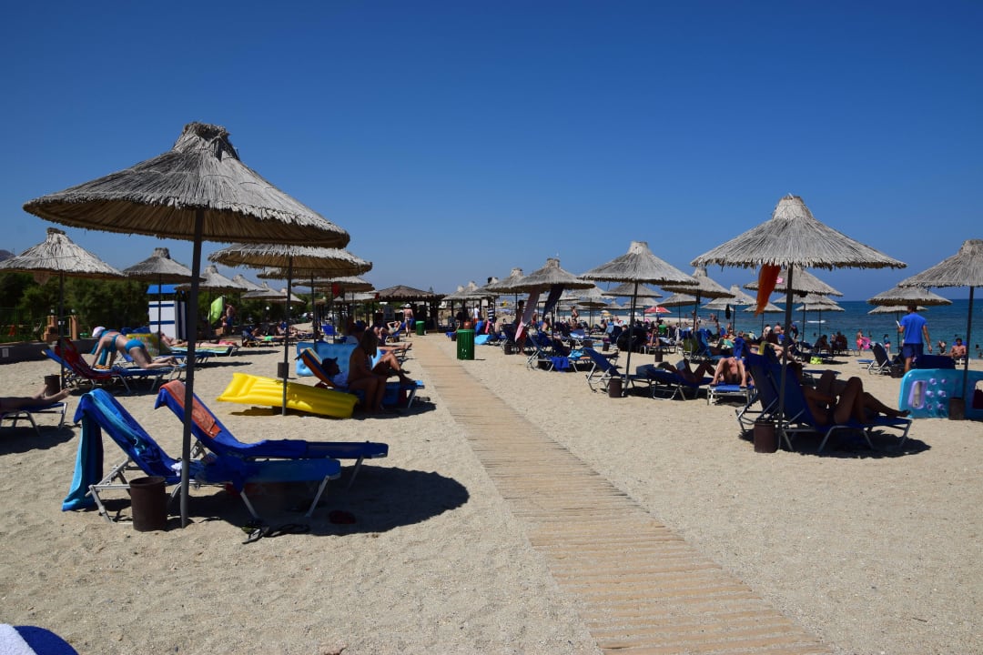 Hoteleigener Strand mit Liegen und Sonnenschirmen Anissa Beach & Village