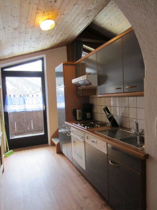 Küche Richtung Balkon Landhaus Alpenjäger
