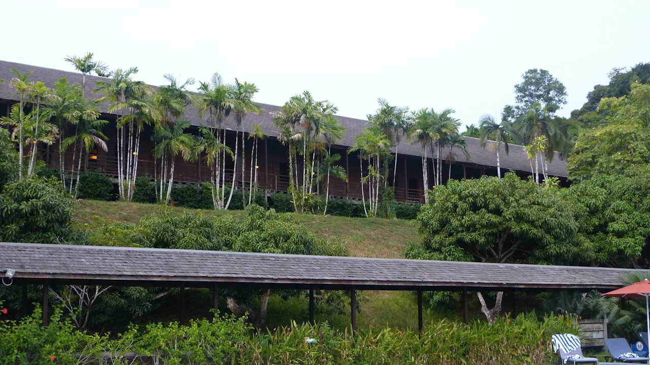 Überdachter Gang mit Blick auf ein Langhaus Aiman Batang Ai Resort & Retreat
