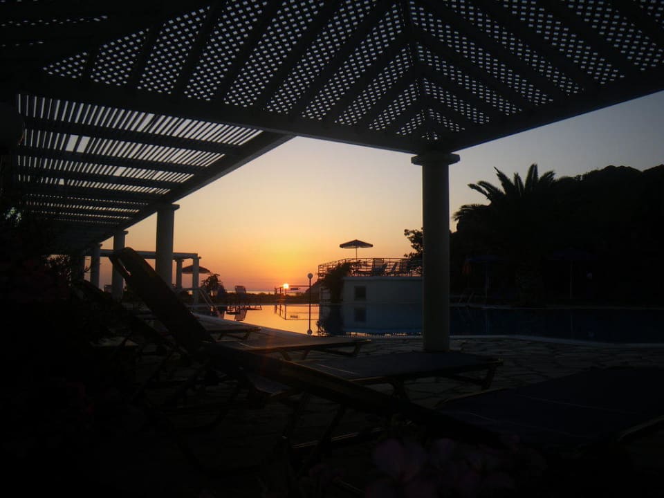Pool bei Sonnenuntergang Hotel Alma Beach