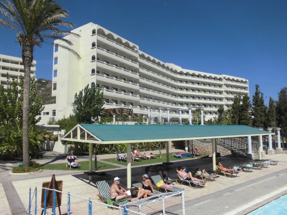 Blick vom 2. Schwimmbad aufs Hotel Olympos Beach Hotel