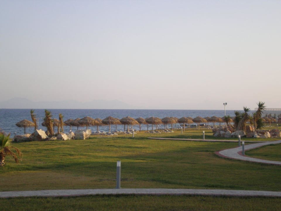 Rechter Strandbereich des Hotels All Senses Nautica Blue Exclusive Resort & Spa