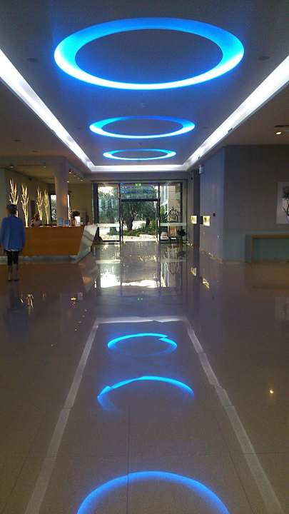 Die Lobby am Abend Aeolis Thassos Palace