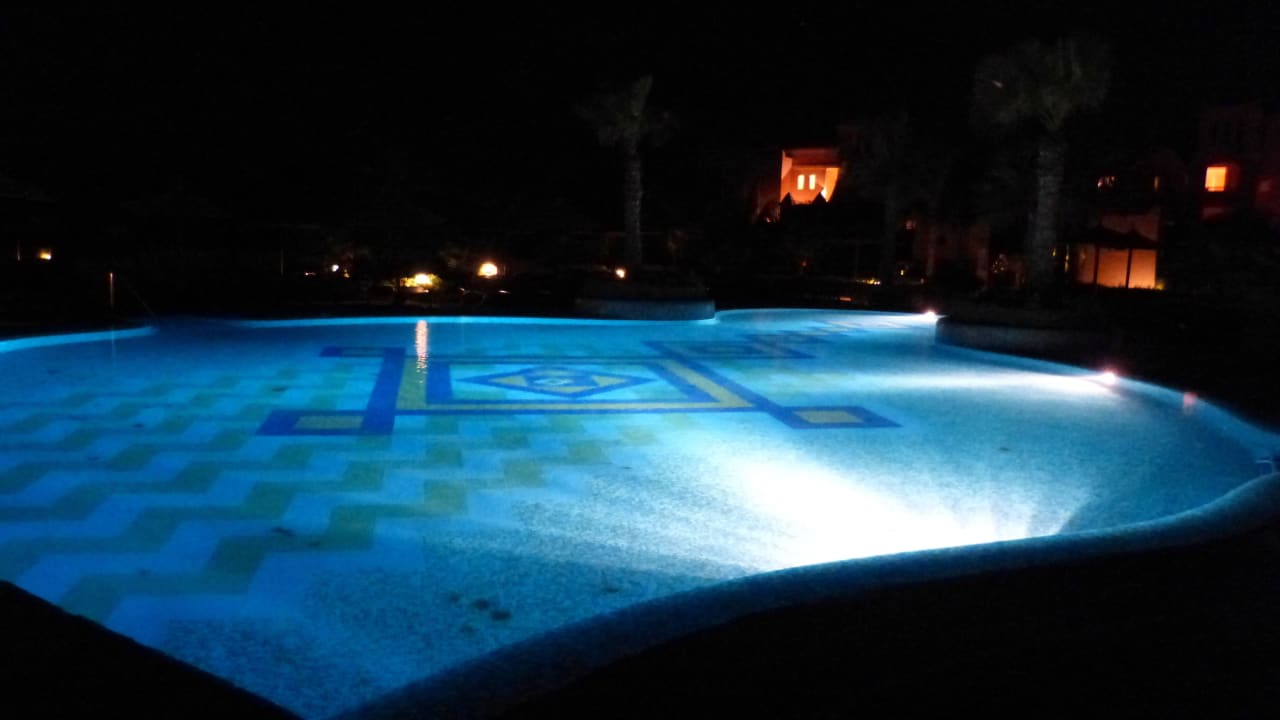 Hauptpool bei Nacht Hotel Riu Touareg