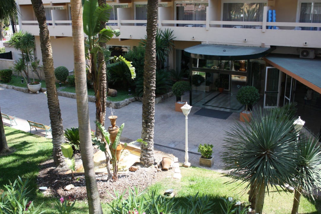 Hoteleingang + Sicht von unserem Balkon aus Valentin Reina Paguera