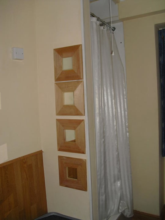 Dusche im Zimmer Hotel Huttons